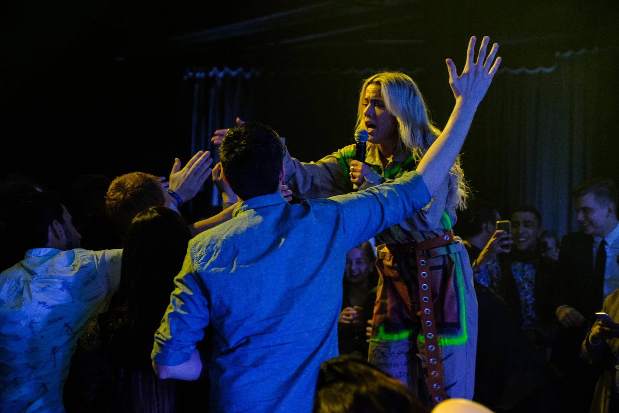 Julie Bergan og dansere leverte et fartsfylt sceneshow, som tok publikum med storm!