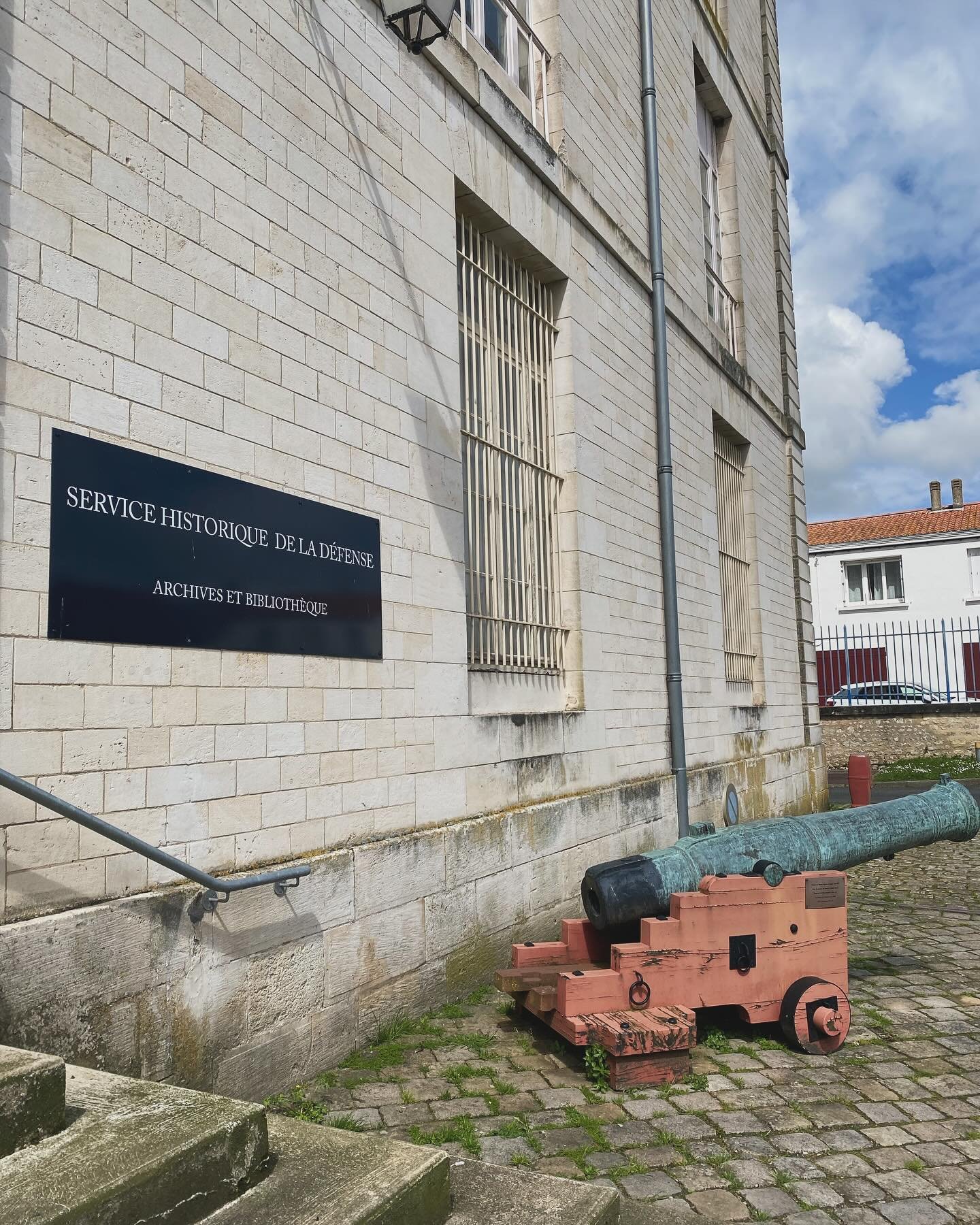 [ ✨Les Actus de Clio ] 
La semaine derni&egrave;re, j'ai chang&eacute; d'environnement pour une semaine de stage au @shd.france &agrave; Rochefort ! Effectu&eacute; dans le cadre du DU Archives et M&eacute;tiers des Archives, j'ai pu y classer deux p