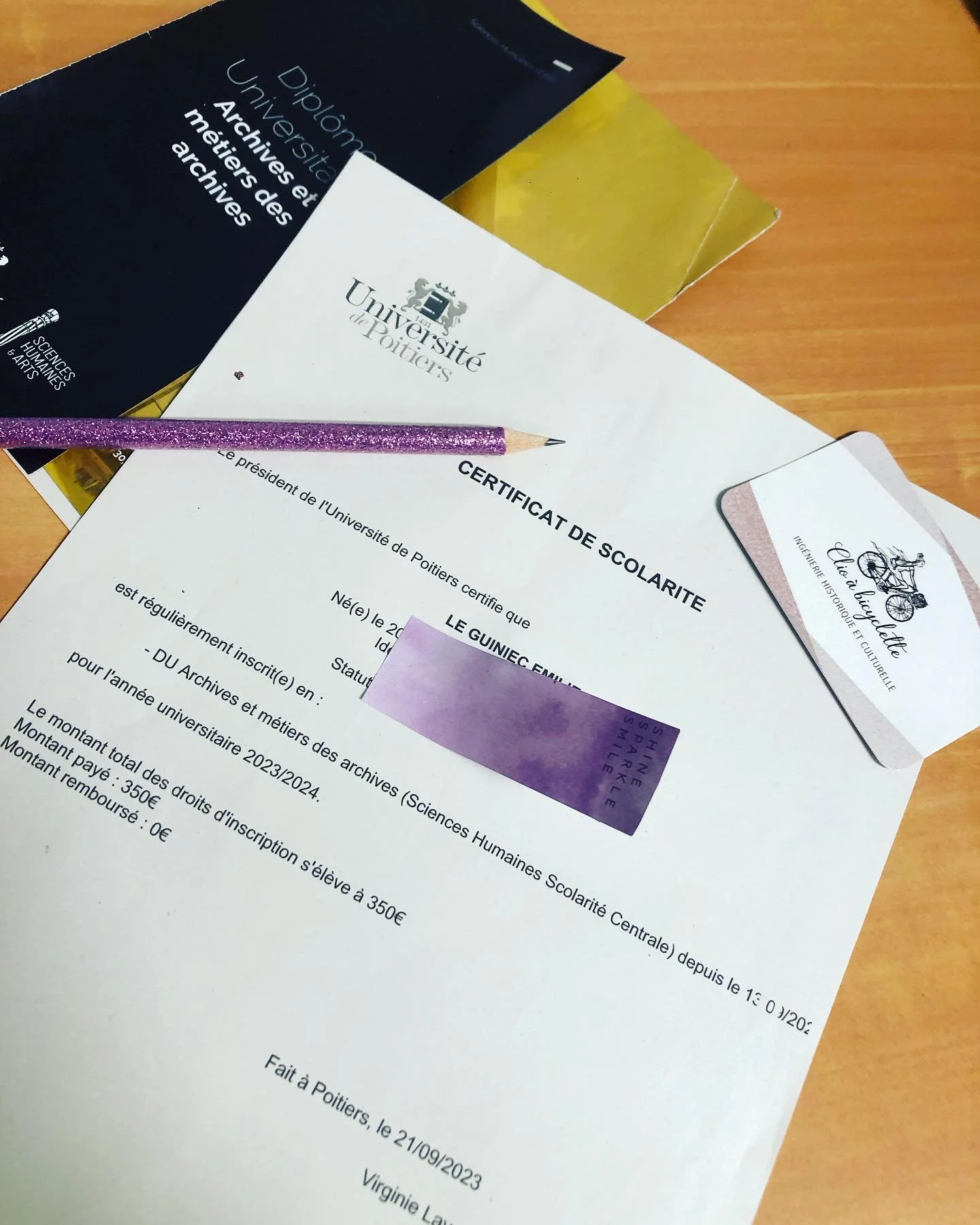 [ ✨ Clio &agrave; la fac ] 
Pour pouvoir vous proposer des services plus pr&eacute;cis et d&eacute;velopper de nouvelles comp&eacute;tences, je retourne &eacute;tudier &agrave; l'Universit&eacute; de Poitiers ! 😊 D&egrave;s lundi, je commence le DU 