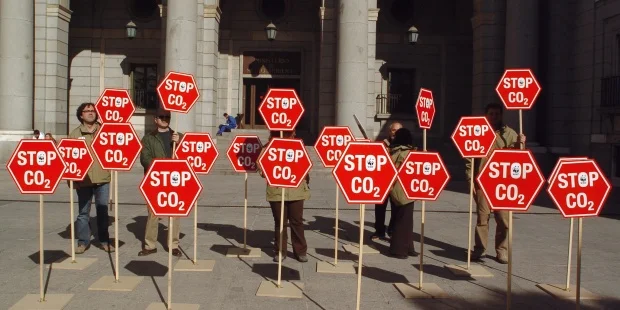 Carteles de Stop CO2, en una foto de archivo. EFE/Gustavo Cuevas