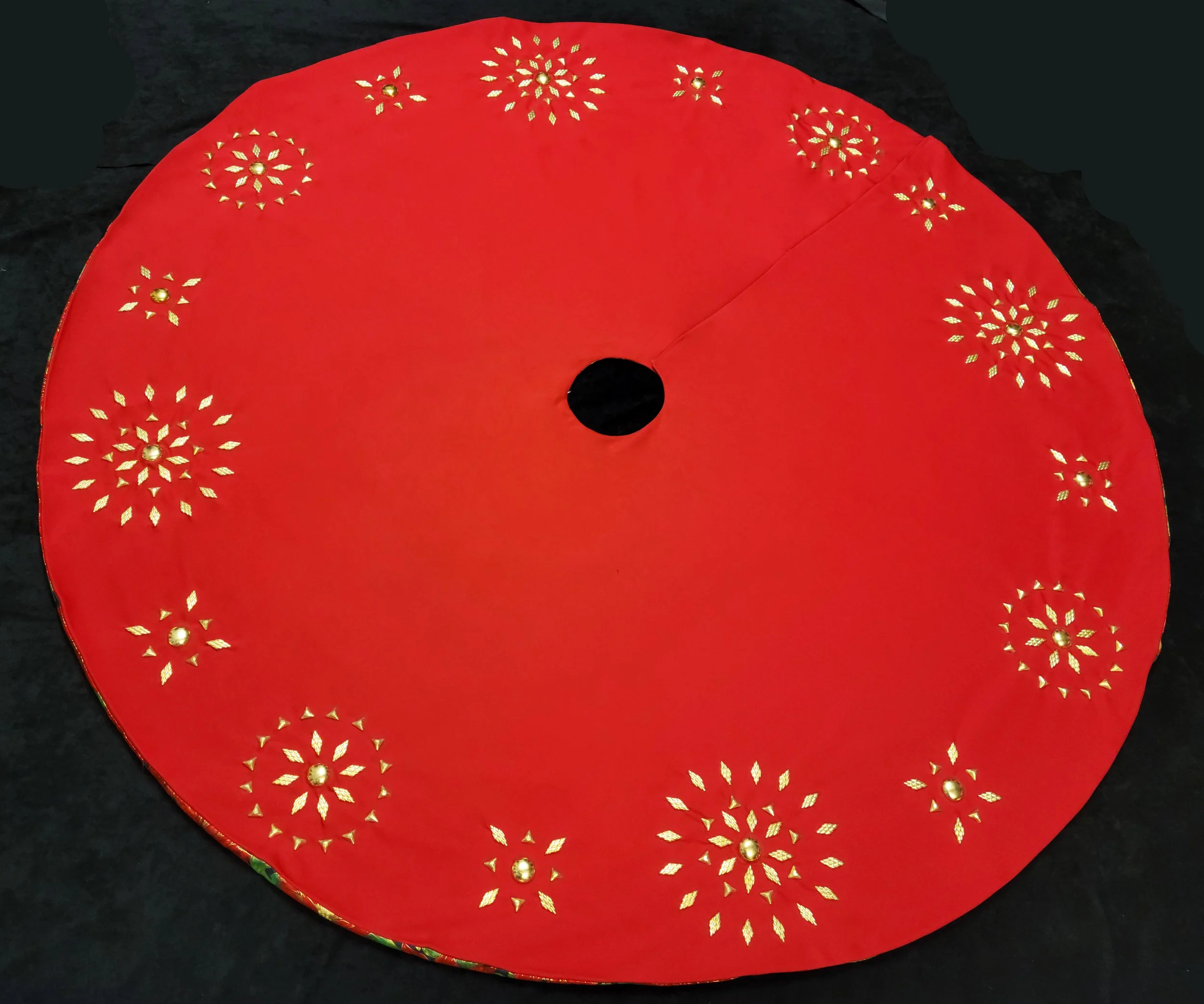 Red Pinwheel Tree Skirt Full.jpg