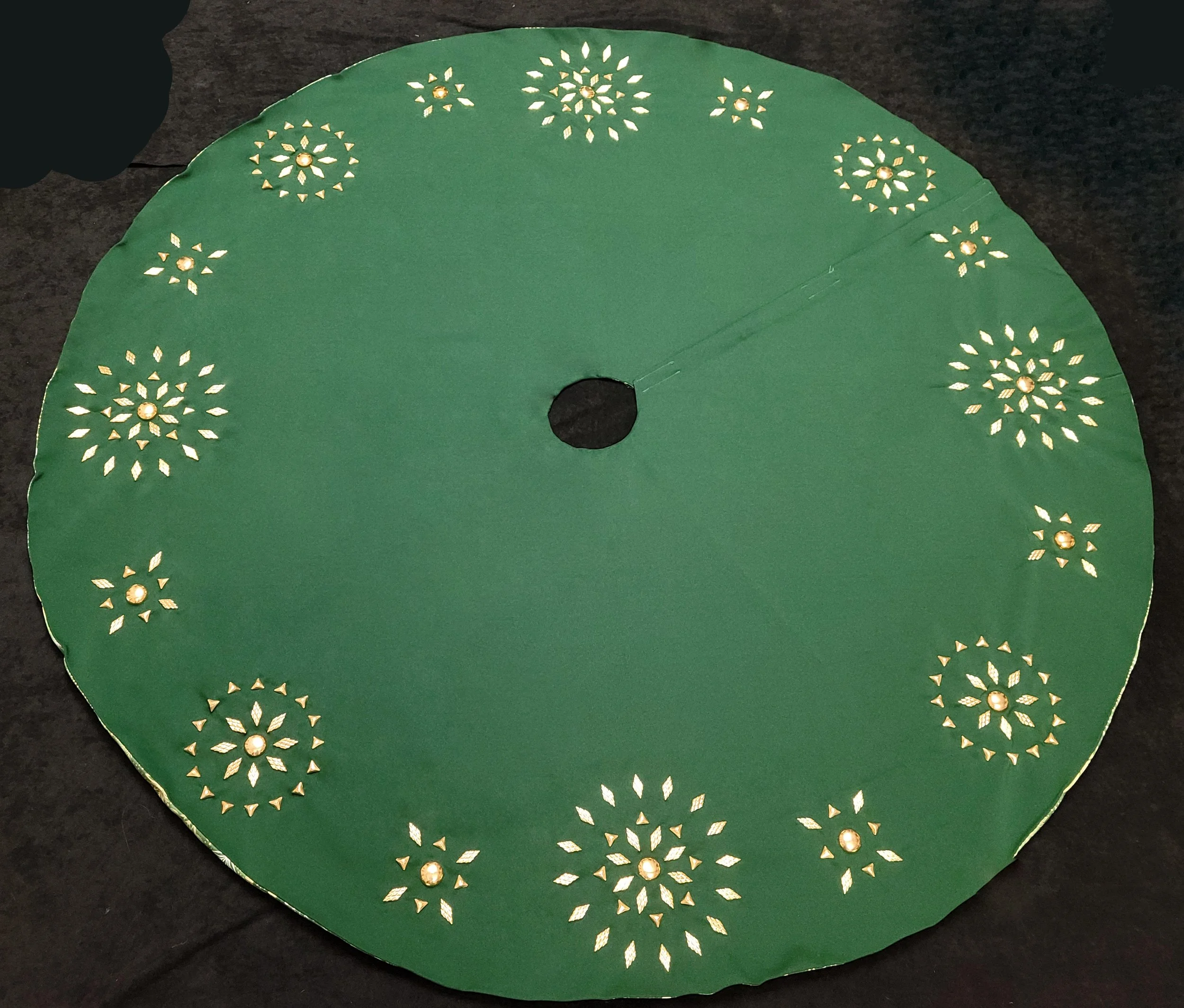 Green Pinwheel Tree Skirt FullSM.jpg
