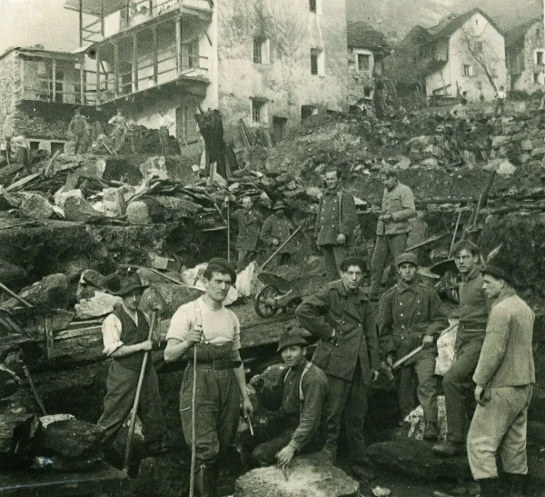 Someo 1924 (Zwitserland) – Vrijwilligers maken gebruik van uniformen om te werken. Deze uniformen waren door het leger aangeboden.