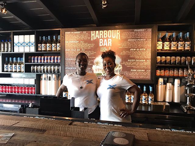 Our awesome rum crew ready to dish out some tasty vacation libations 🍹✨ Pink Drink, Creamsicle, Fizzy Colada... what're you having? #harbourbar #bahamas #bar #cocktailhour #cheers #caribbean #vibes