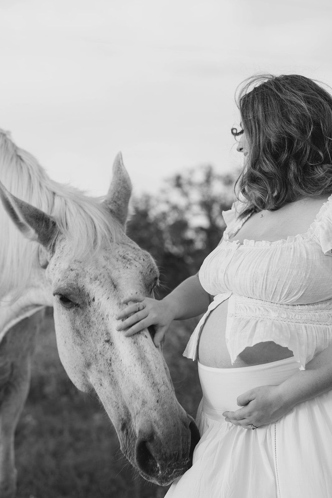 houston-maternity-photographer-portraits-horses-baby-bump-kimberly-brooke.jpg