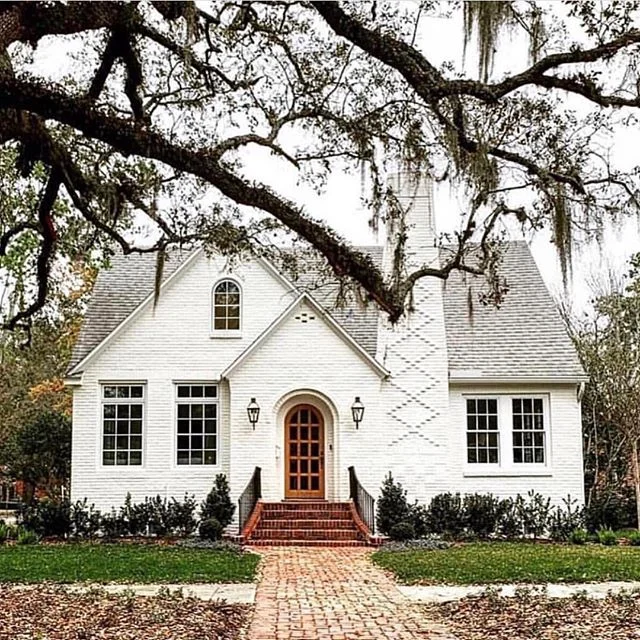 Adorable house alert for your Saturday afternoon 🥰
.
I&rsquo;m waiting to board a plane back to ATL and my babes! Thanks NYC for blowing my mind once again! .
One of my favorite things to see when I&rsquo;m traveling is architecture. What do you lov