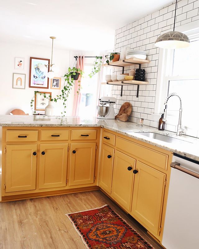 My  70&rsquo;s inspired kitchen is almost complete!! Still searching for the right faucet, and waiting on my ceiling light, and then it&rsquo;s all the pretty little details!! .
The vintage Turkish rug mini is from @texasloom , and it&rsquo;s the per