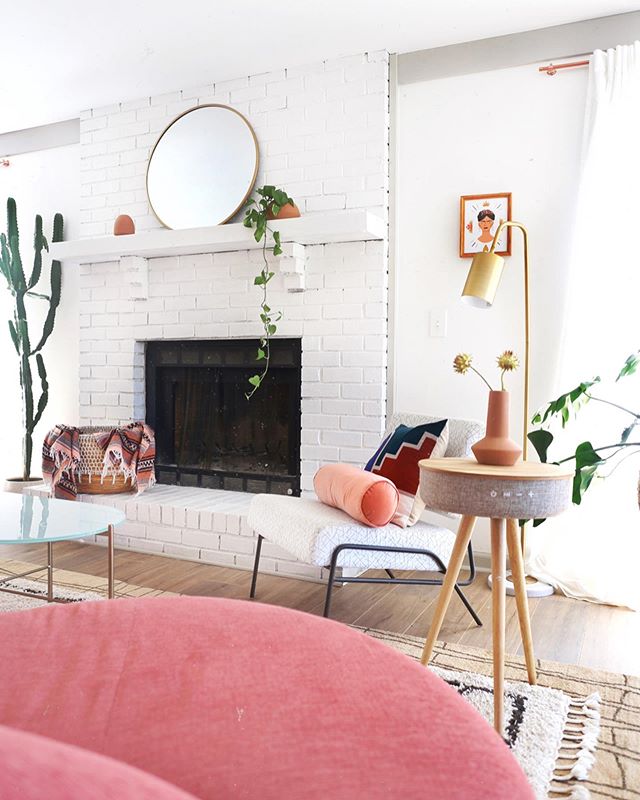 I was searching for a side table a couple weeks ago, and came across this grey one with mcm style legs and thought it was SO cute... Then I looked closer and was like, &lsquo;WAIT WHAT?! It doubles as a @victrolaplayers Bluetooth speaker?!?!??&rsquo;