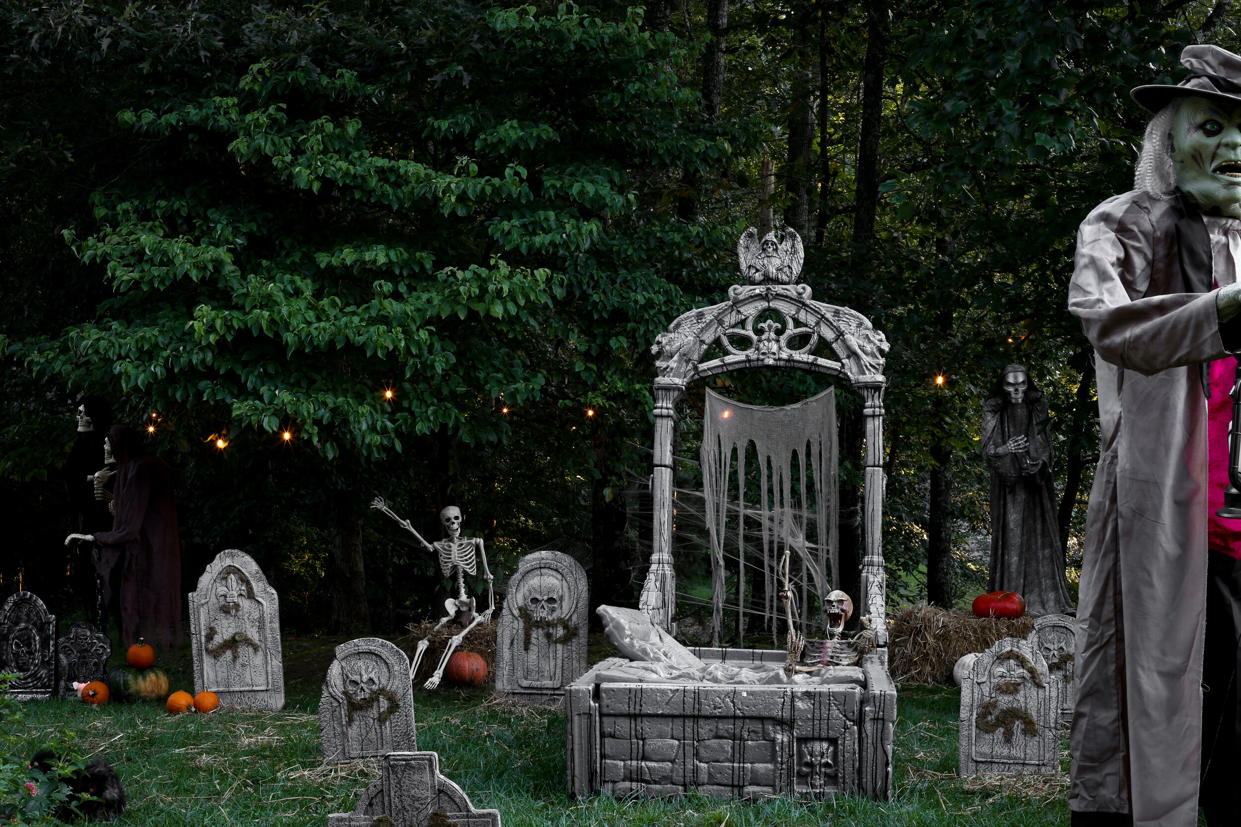 Spooky halloween decorations graveyard for a bone-chilling yard display