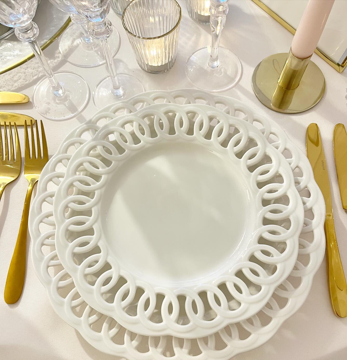 Place settings contribute significantly to the styling of a wedding, reflecting the couple&rsquo;s theme and vision. From the choice of table linens to the arrangement of cutlery, glassware and touches like name cards or personalised menus, each deta