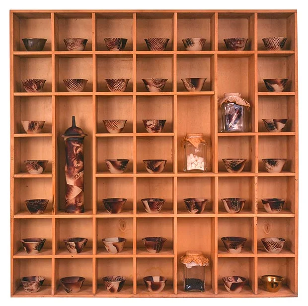 'Birfincankahvenin 40 yılhatırıvardır' (One Cup of Coffee Cements 40 Years of Friendship), stoneware, brown slip, gold, 120x120 cm, 1998 / Courtesy of the artist