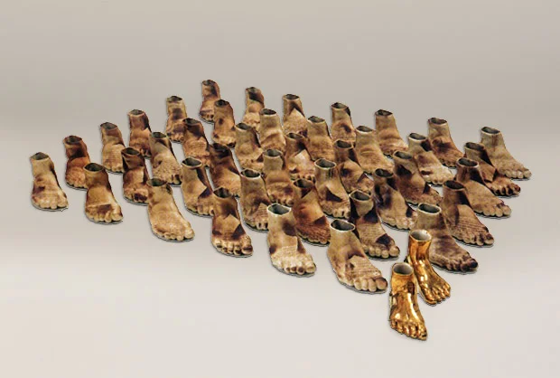 'KadınınFendi (Woman Power)', earthenware, coloured brown slip, 135x135 cm, 1997 / Courtesy of the artist
