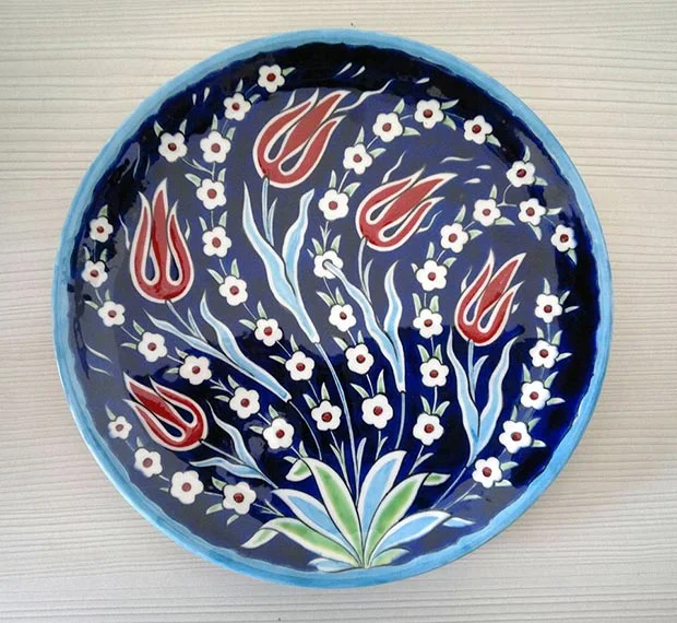 Dr. Mine Erdem, Seljuk-University, handmade underglaze painted ceramic dish, 25 cm, 2012 / Courtesy of Dr. Mine Erdem