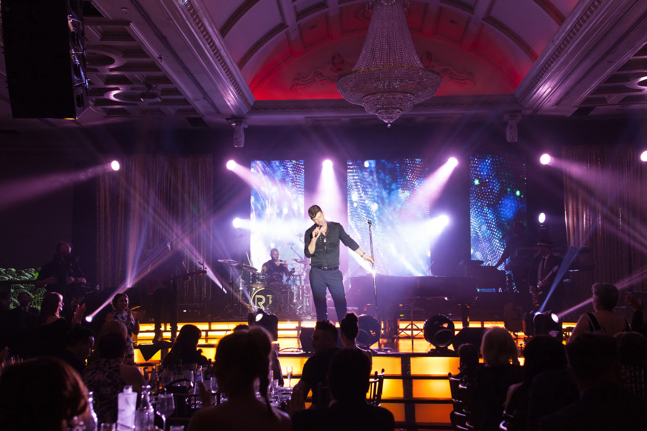 Robin Thicke performs at Après Noir
