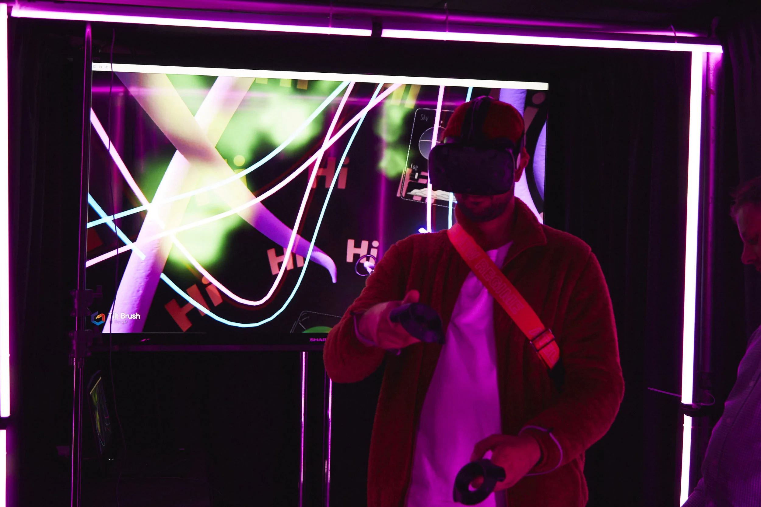 Virtual Reality tunnel featuring Google Tilt Brush