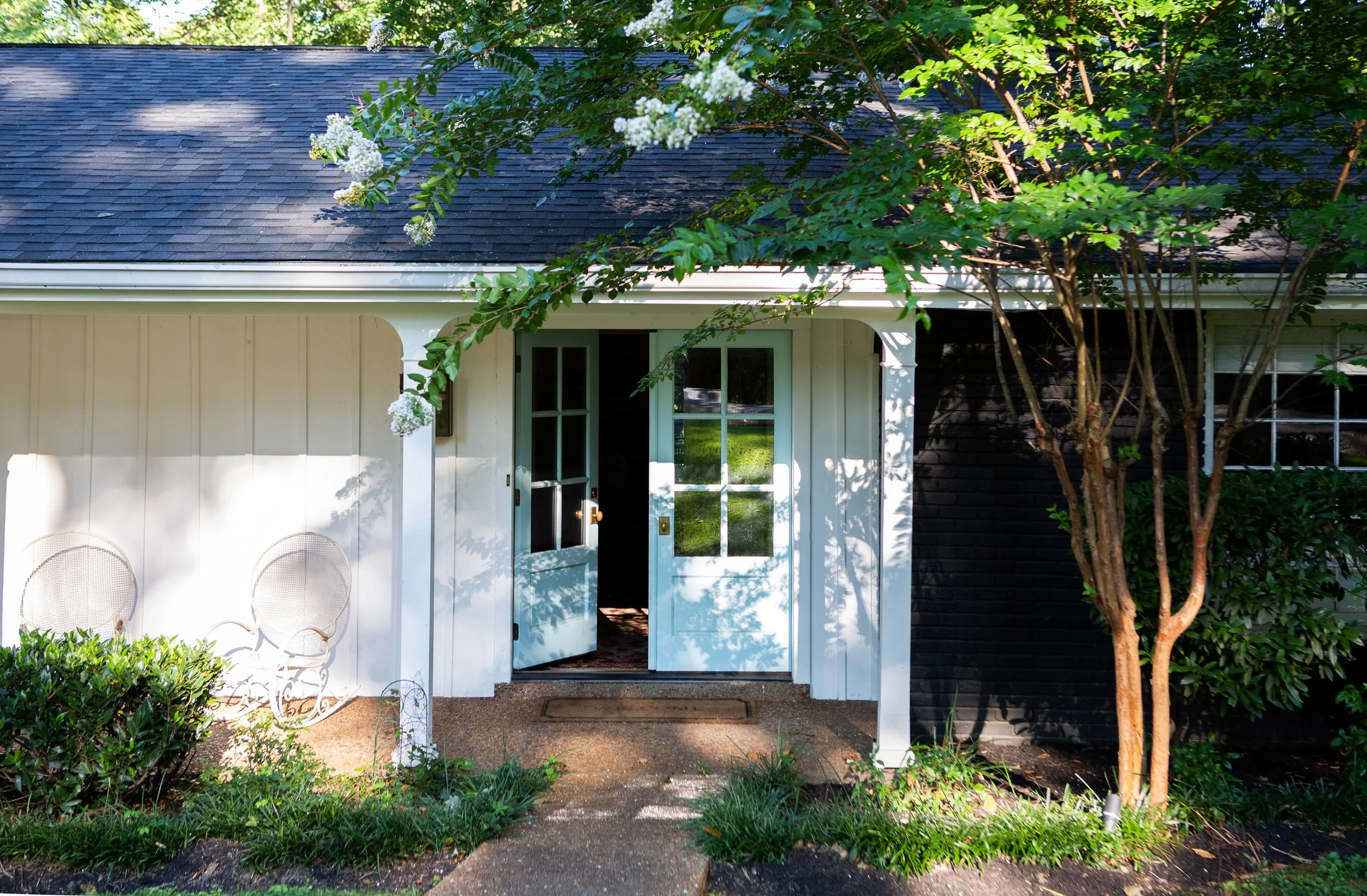 The front of the lake house is where three contrasting exterior colors meet. The porch is painted white. The doors are powder blue. And the rest of the exterior is black. “Some people like a sharp black-and-white house, but I didn’t want it to be that stark and harsh,” Colleen says. “The blue adds the softness and charm that every welcoming entry needs.”