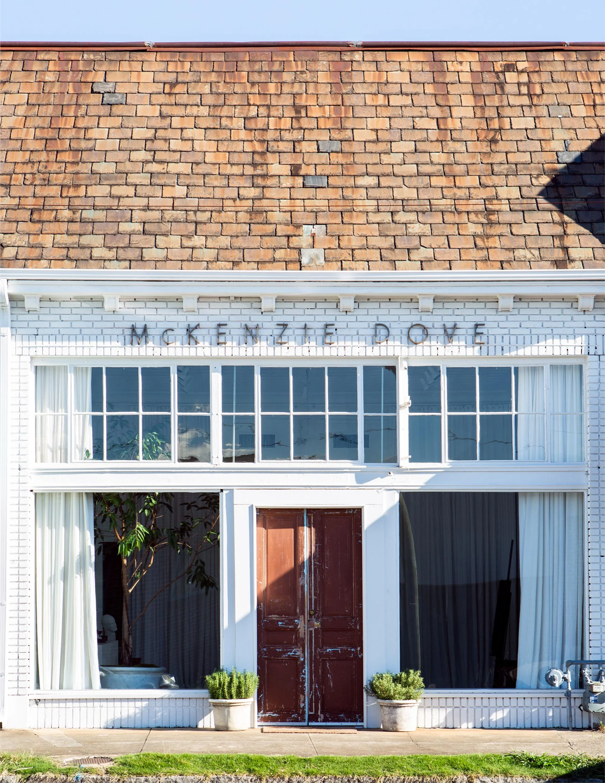Dove had custom drapes made by her friend, Grant Trick, for the studio’s enormous floor-to-ceiling front windows. “They’re the perfect fabric because the light filters through them, so I always have the right light for painting,” she says.