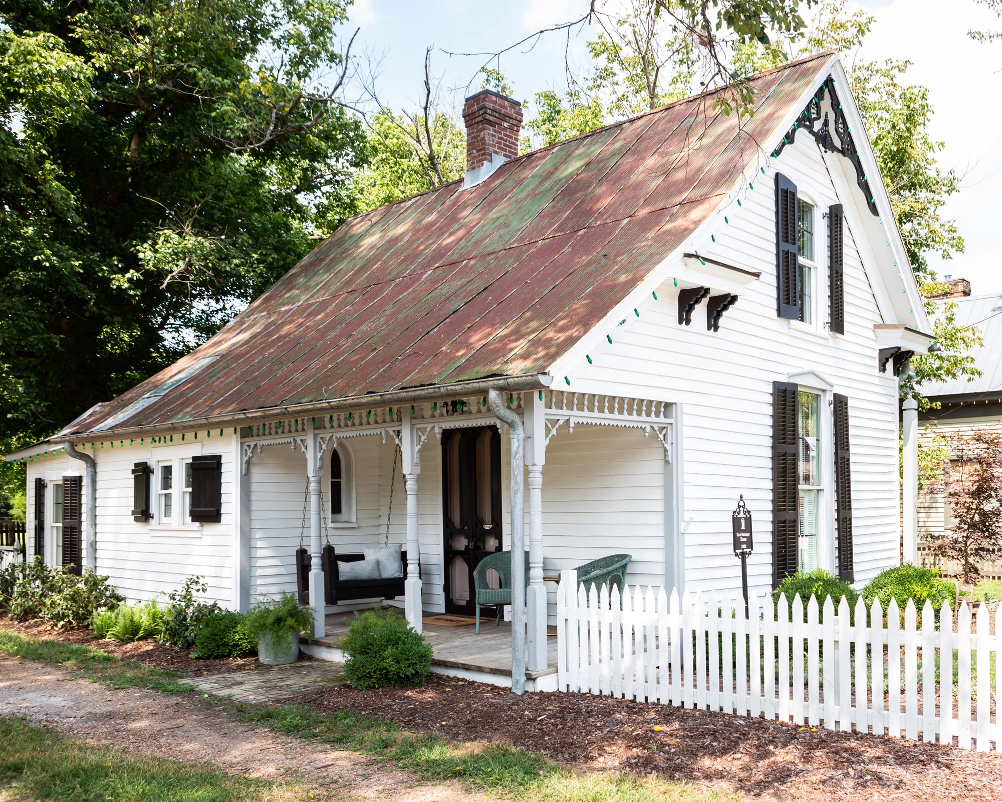 Holly’s tin-roofed Victorian cottage in Leiper’s Fork, Tennessee, built in the early 1890s for Carl Sweeney and his family, is only about 1,200 square feet. “So it’s too small to be a home for me, my husband, and three kids,” she says. “But it’s a dreamy weekend escape.”