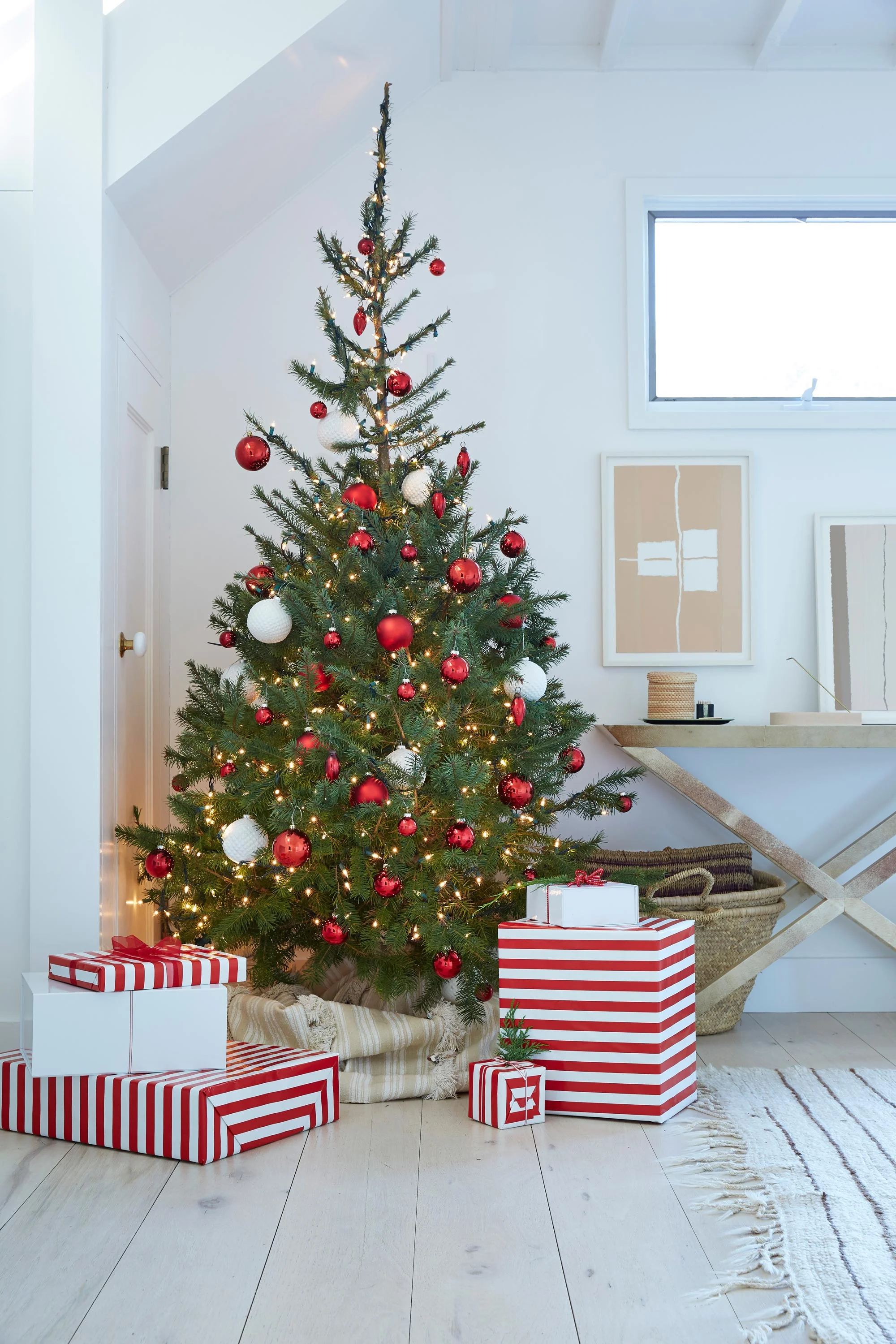 HolidayWorkroom_10_Jonny-ValiantLR.jpg