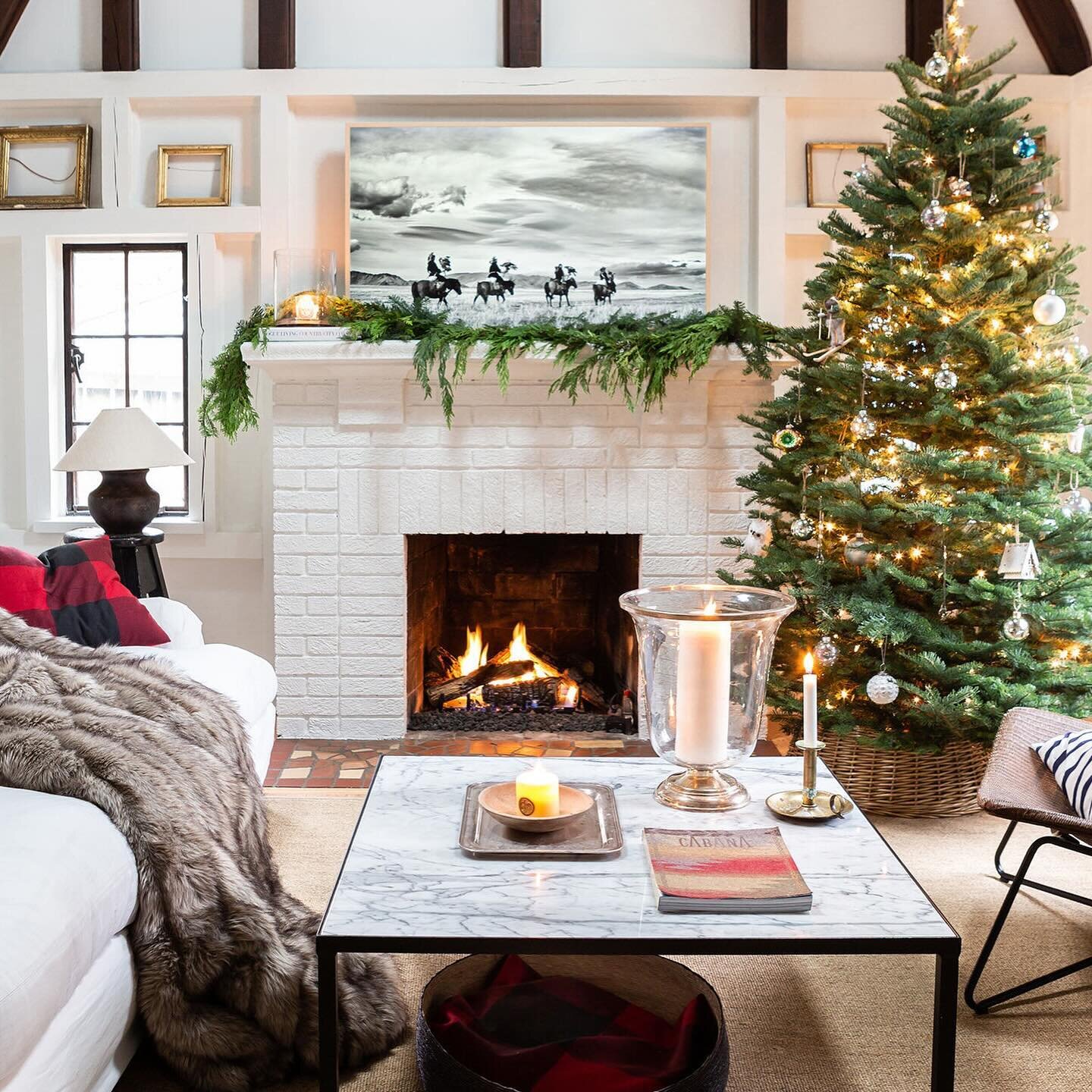 It's beginning to look a lot like 😍. Head to Lonny to check out @emily.a.schoen &lsquo;s cozy and timeless take on holiday decorating. 
Photos by @martaxperez