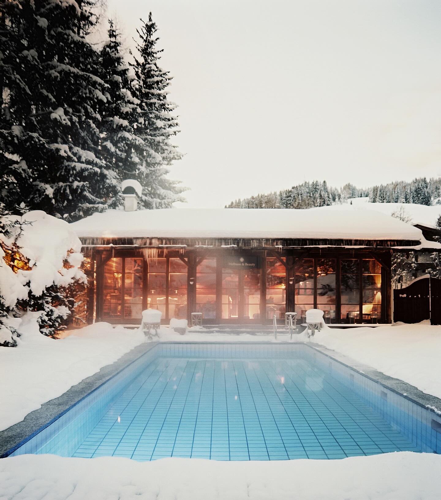 Nestled in the scenic mountain community of Hinterthal, just an hour outside Salzburg, is @hotelwachtelhof. This Austrian ski lodge, a masterpiece designed by one of our favorite architects, @michele.bonan, offers a captivating retreat in the heart o
