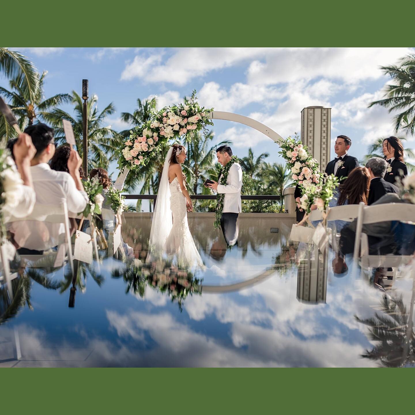 💕T+B💕 
blue skies
..
.
Team🤙! 
Coordination: @blissfulmomentshi 
Venue: @hyattregencywaikiki @hyattwaikikievents 
Cinema: @smallhourfilmsllc
Dj: @djtroyhawaii
#hawaiiwedding #hawaiiweddingphotographer 
#mikephamphotography