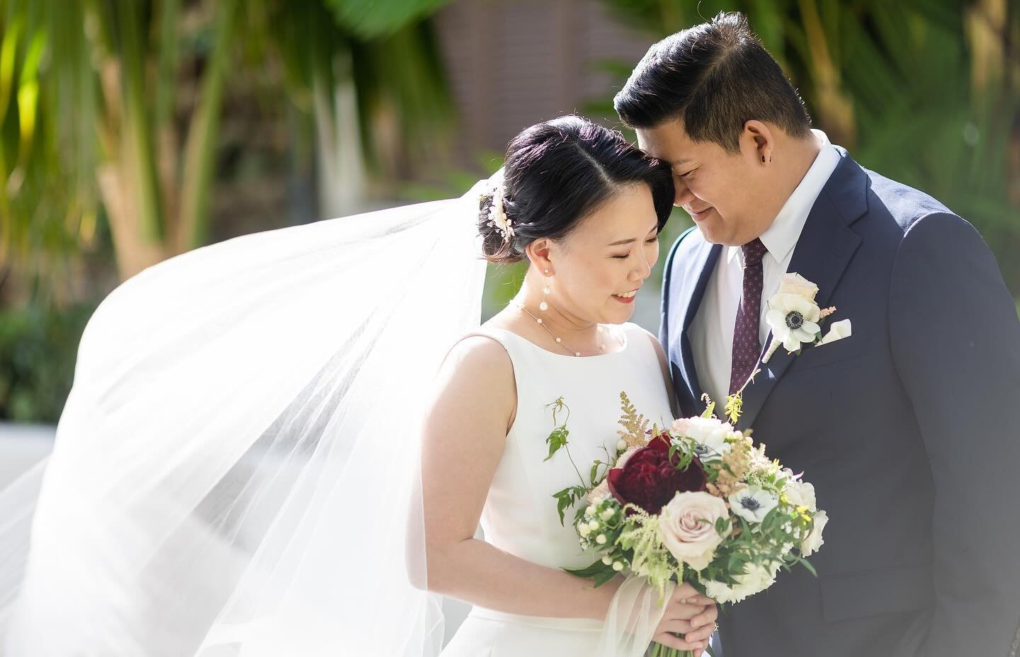 Feeling all of the Happy with 💕L+D💕
Mahaloz for looking!🤙🫶🤙

Team!
Coordination: @aperfectdayhawaii
Hair &amp; Makeup: @cjsiepka
Venue: @halekulanihotel
Florist: @spinningwebflorist
DJ/MC: @spectrumhawaii
Officiant: @oahuminister
Ceremony Musici