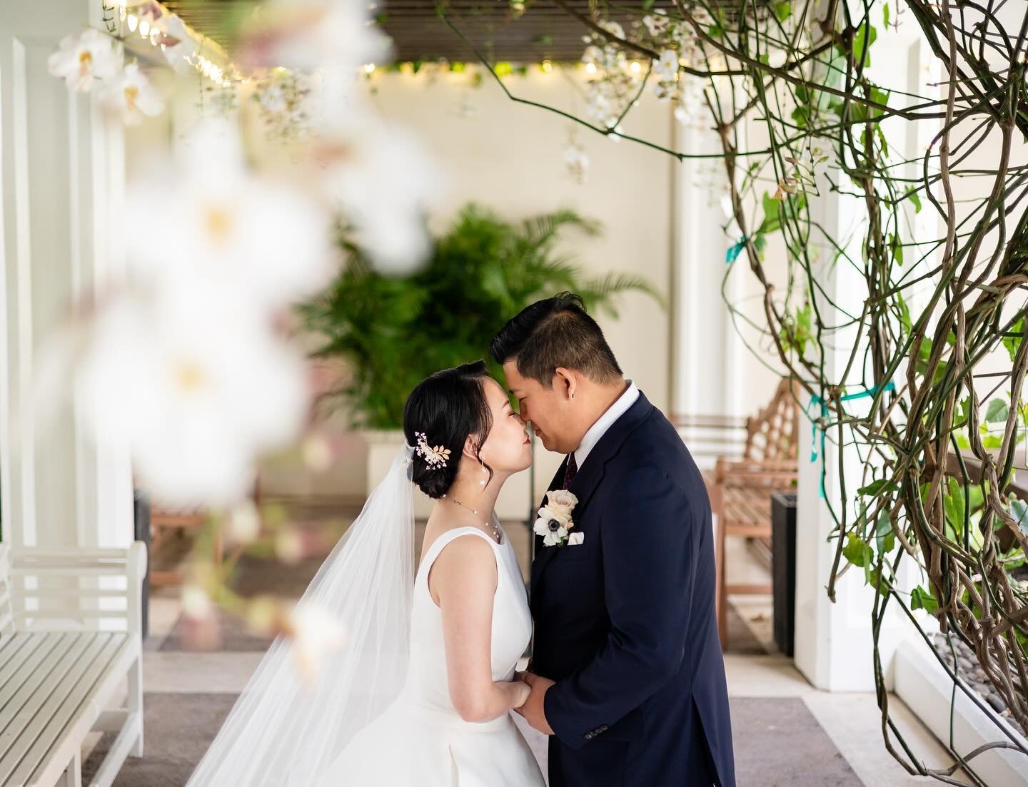 💕L+D💕
🤙🤙🤙

Team!
Coordination: @aperfectdayhawaii
Hair &amp; Makeup: @cjsiepka
Venue: @halekulanihotel
Florist: @spinningwebflorist
DJ/MC: @spectrumhawaii
Officiant: @oahuminister
Ceremony Musician: @oahustrings
Pyabaek Ceremony: @labellawedding