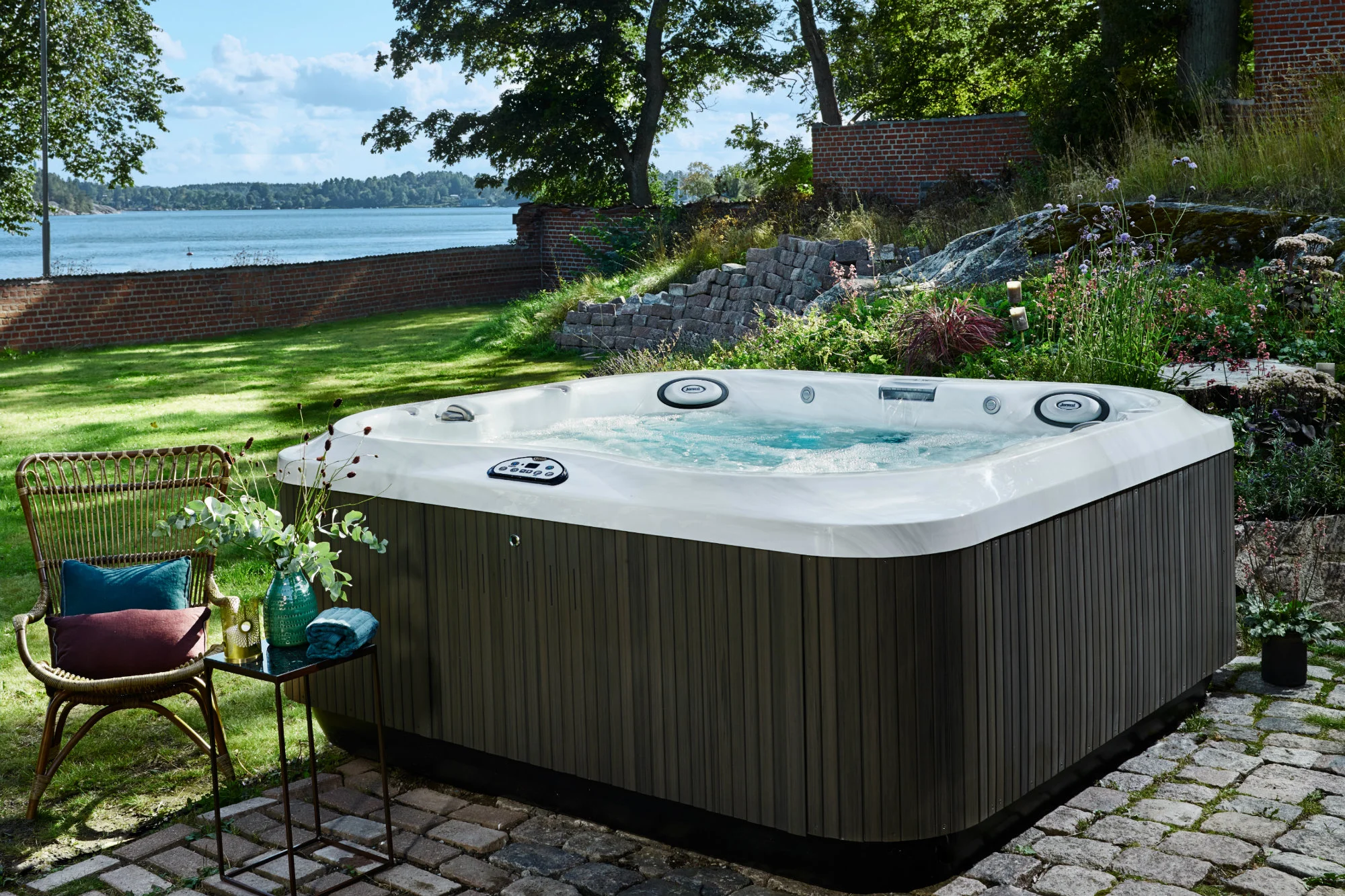 jacuzzi-hot-tub.jpg