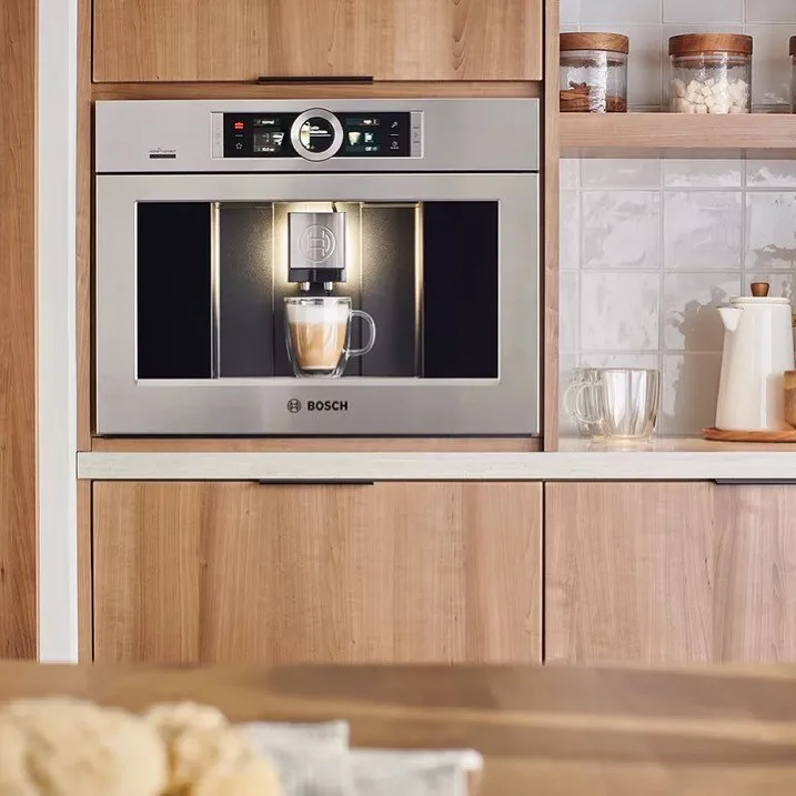 MAQUINA DE CAF&Eacute; BOSCH ☕️ 
La m&aacute;quina de caf&eacute; incorporada de Bosch aporta innovaci&oacute;n y dise&ntilde;o moderno a su cocina.&nbsp;Con solo tocar un bot&oacute;n, puede iniciar el proceso de preparaci&oacute;n para entregar del