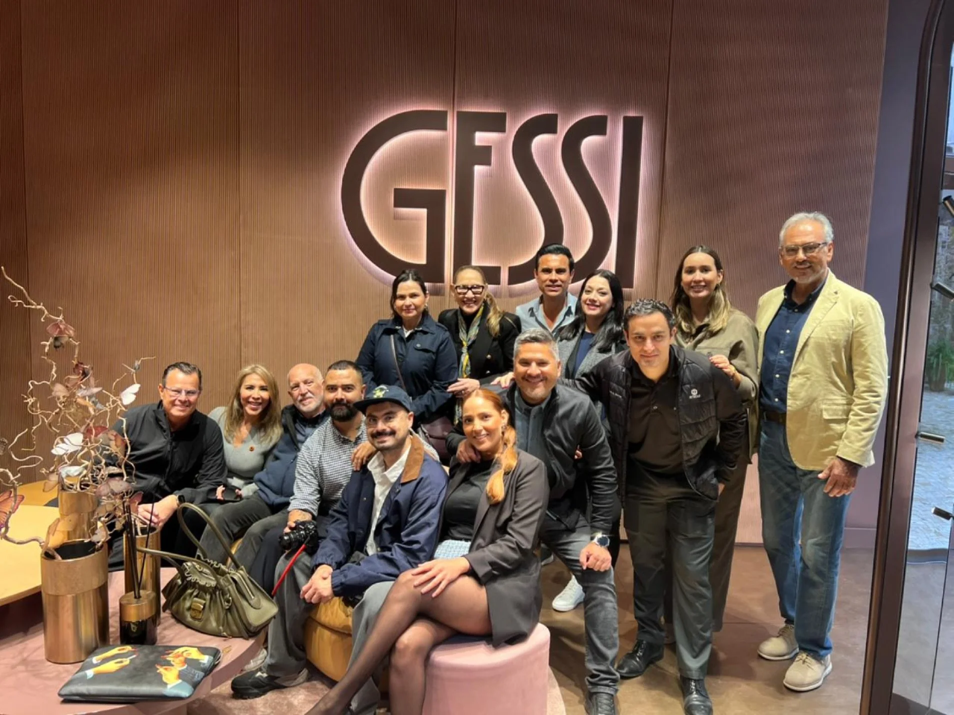 El equipo de MW Design &amp; Buy est&aacute; en Italia, viviendo una experiencia &uacute;nica en los espacios y exhibiciones de Gessi. 🇮🇹✨

Cada rinc&oacute;n nos inspira.
El dise&ntilde;o, la innovaci&oacute;n y la elegancia se sienten en cada det
