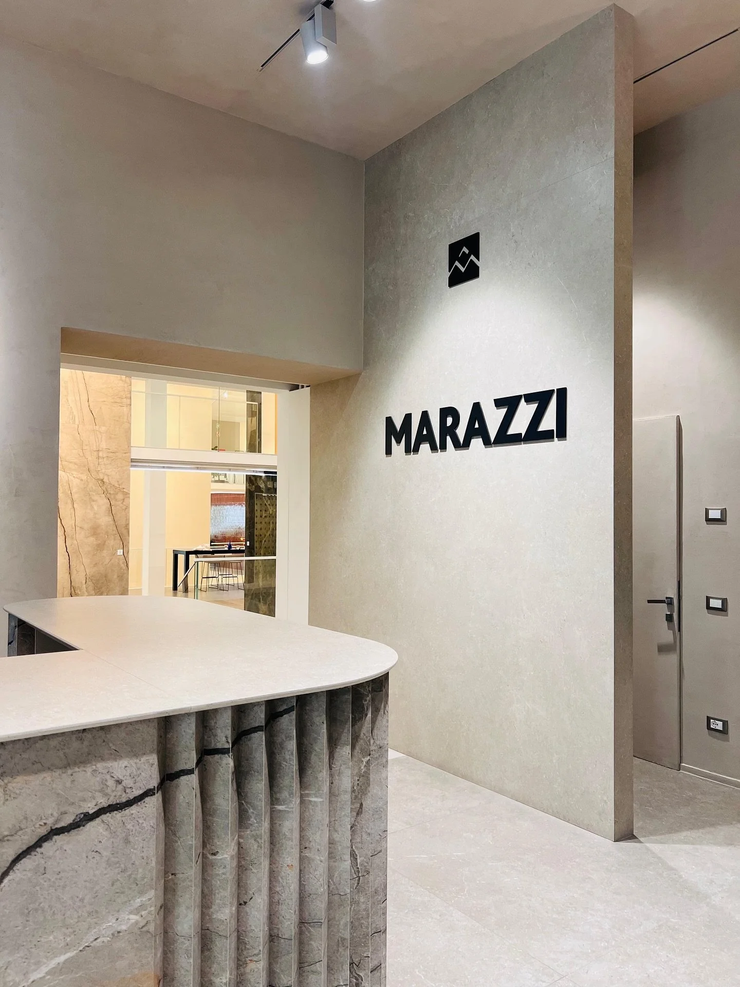Inspiraci&oacute;n desde Italia 🇮🇹✨
El equipo de MWDesign &amp; By visit&oacute; la f&aacute;brica y el showroom de Marazzi, donde la innovaci&oacute;n y el dise&ntilde;o italiano se viven en cada detalle.

Exploramos sus colecciones de pisos y rec