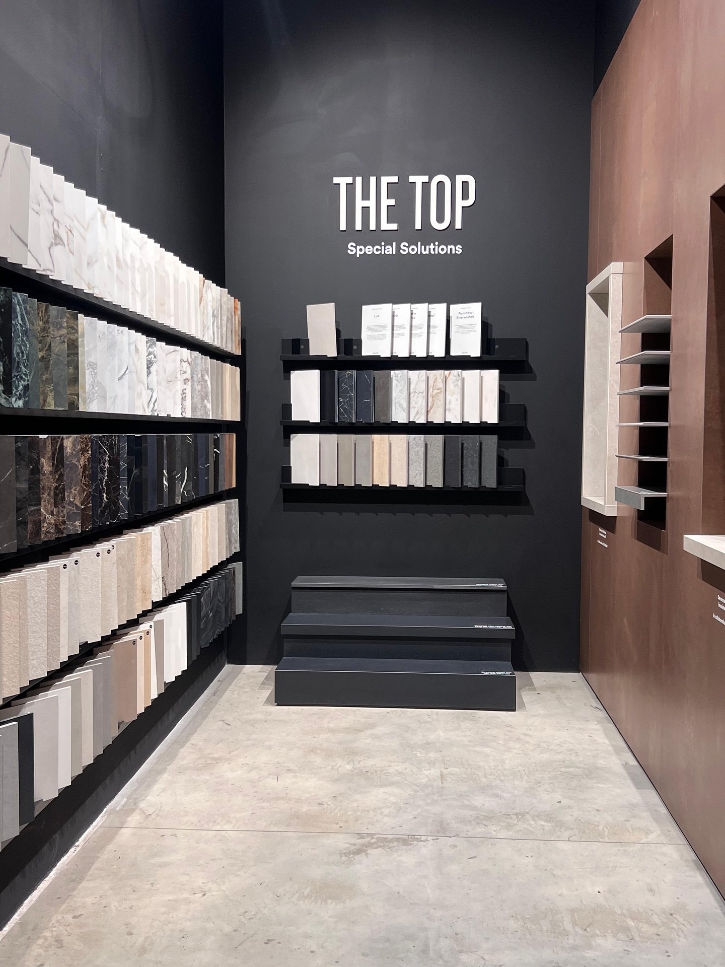 Dise&ntilde;o, textura y elegancia italiana 🇮🇹✨
En el showroom de Marazzi exploramos la secci&oacute;n dedicada a los recubrimientos cuadriculados, con efecto madera y texturas sorprendentes.

Cada muestra es una invitaci&oacute;n a crear &mdash; u