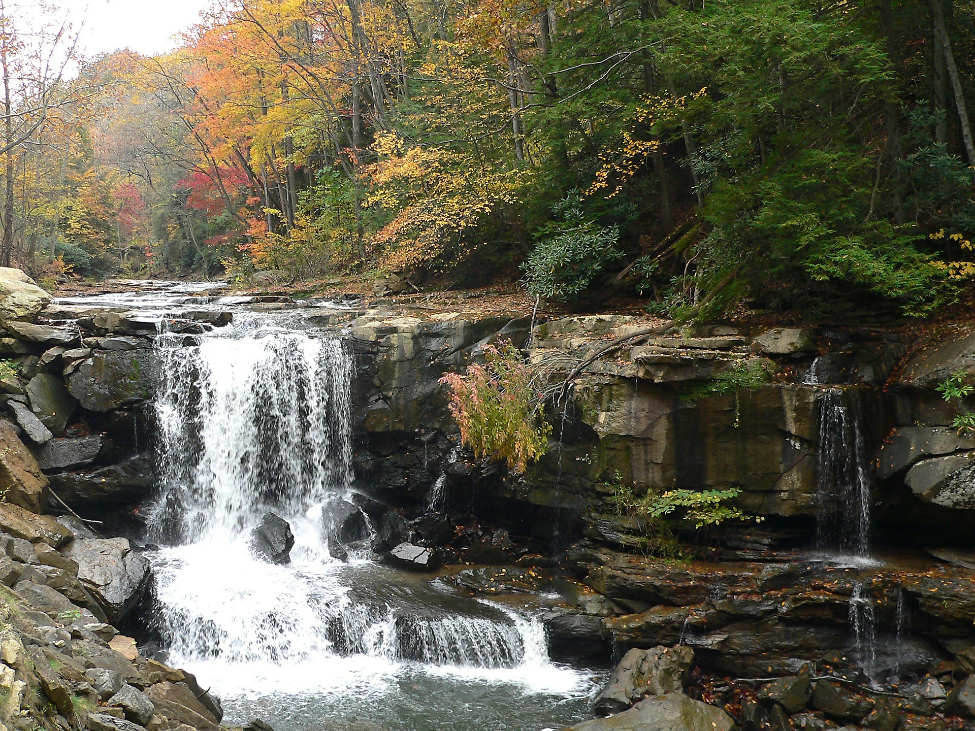waterfall-613473_1920.jpg