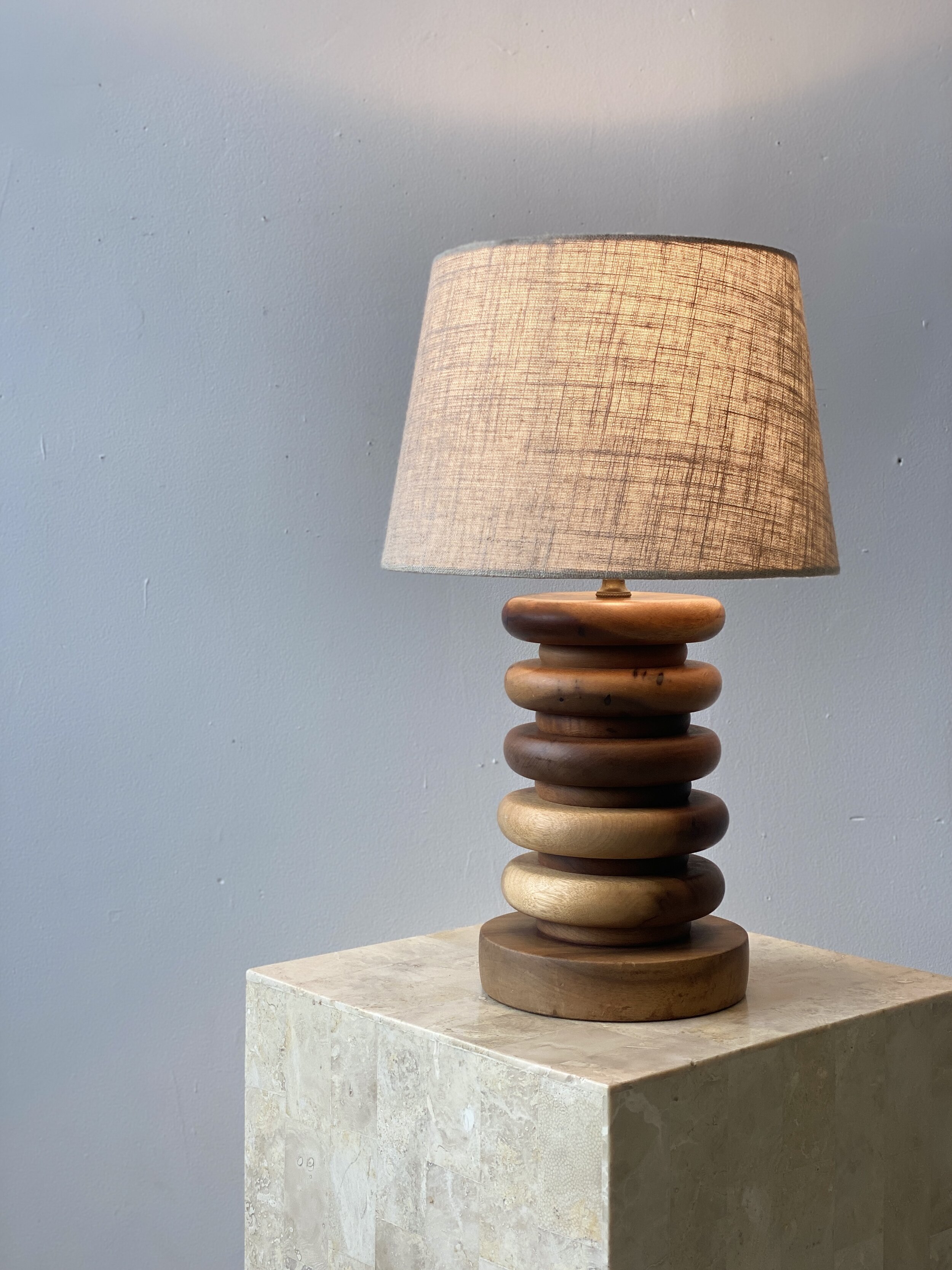 Tree disc table lamp