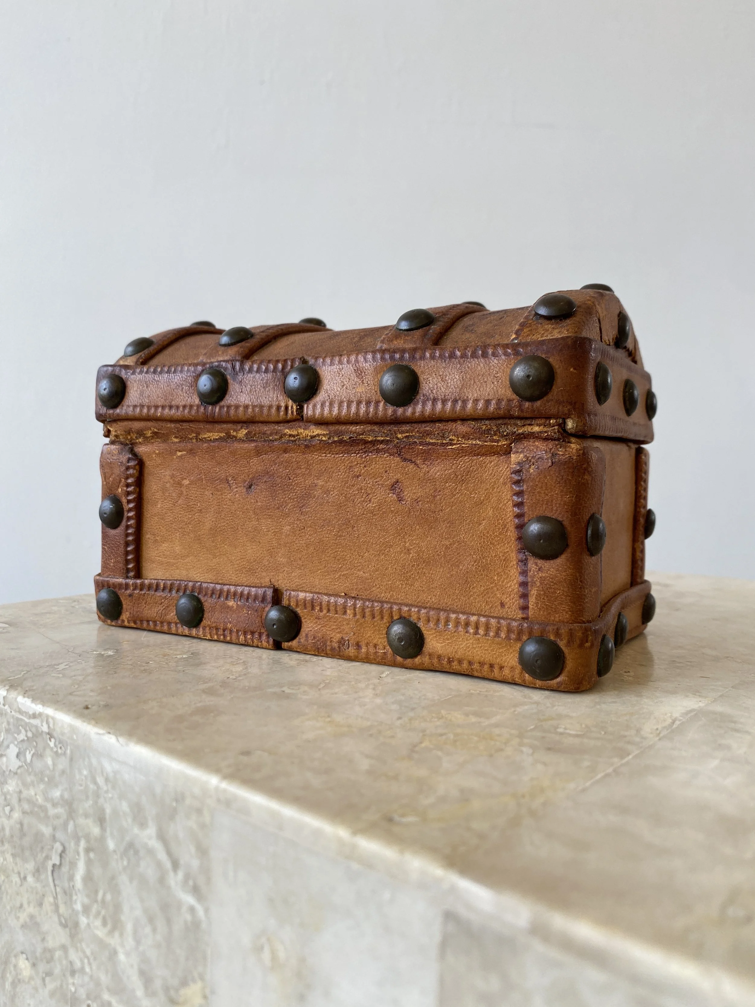 小鼓　トランク　中古品② Vintage Cognac Mini Leather Box / Trunk with Metal Stud Details
