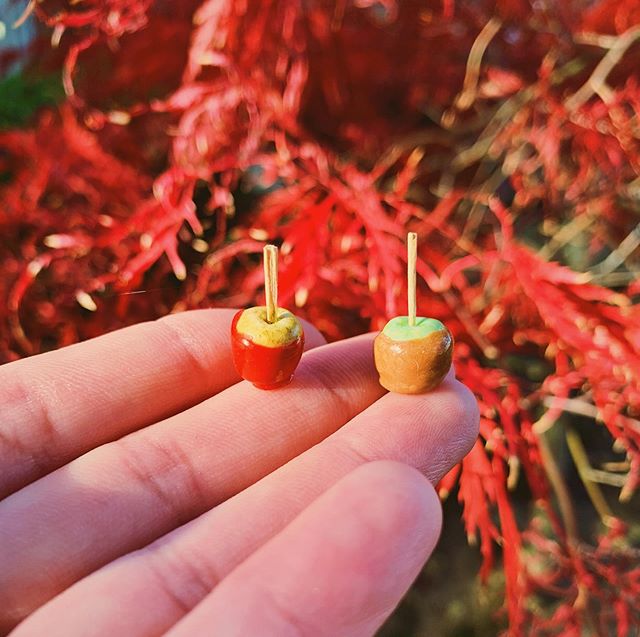 spooky season might be over (RIP 😔) but at least we still have a little bit of fall left! got some more holiday stuff in the works (green bean casserole, anyone?) and am planning a giveaway, but until then have an appropriately seasonal picture of m