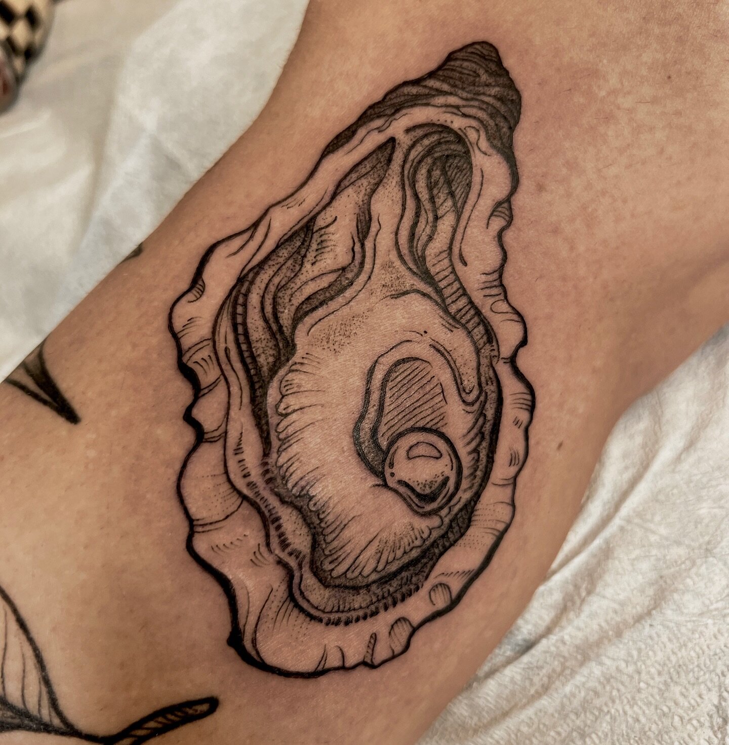 Idk why but I think oysters are just the coolest looking things. SO clearly I was stoked to do this fun little oyster bb for the lovely Jessica! Thanks, friend!
.
.
.
.
#tattoos #seattle #seattletattoo #oyster #oysterart