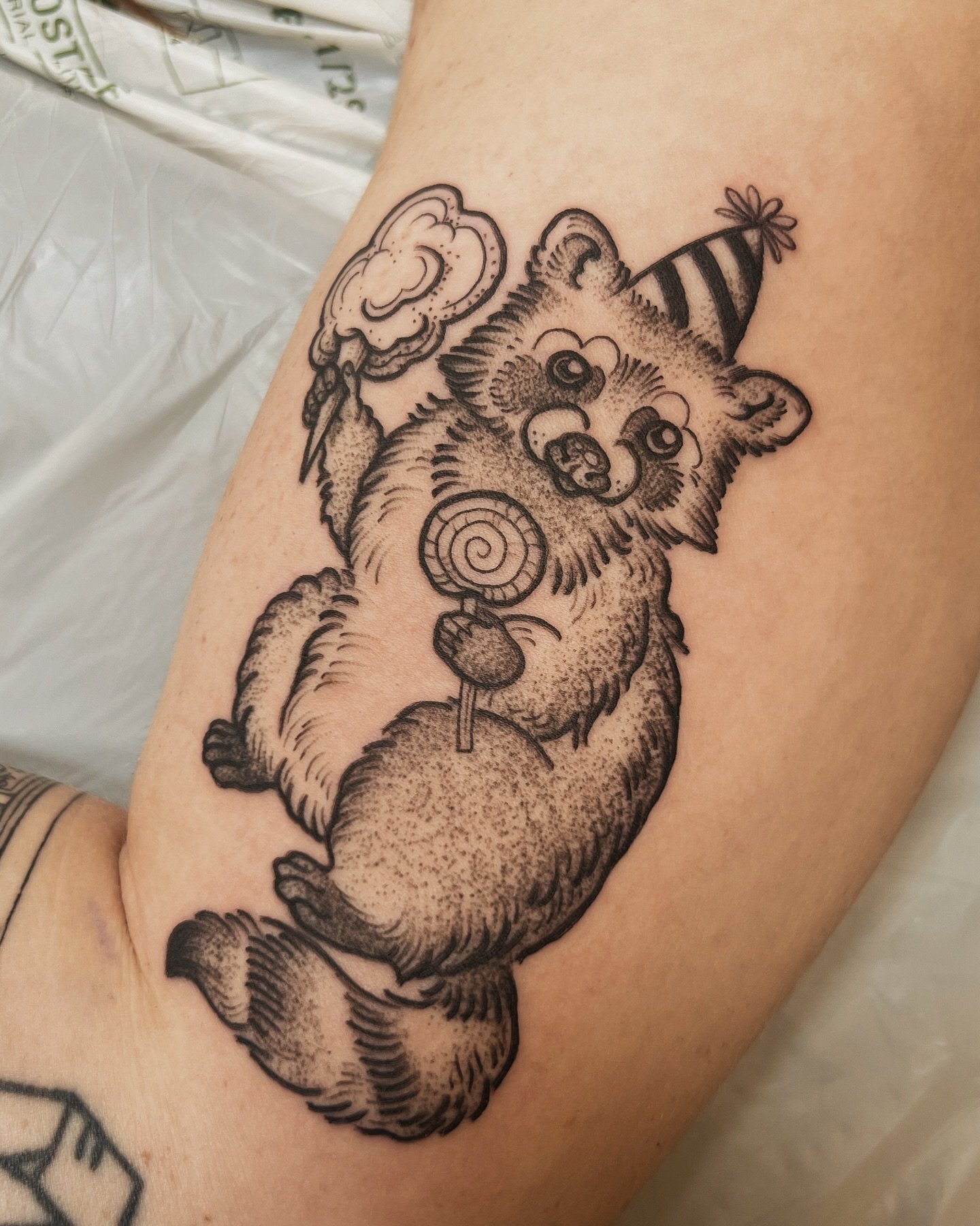 Yall remember the video of the raccoon who kept trying to wash his cotton candy and was so shocked when it disappeared? This is my version of redemption for him lol. Get your treats, little buddy! And thank you to Tori for getting this piece!
.
.
.
#
