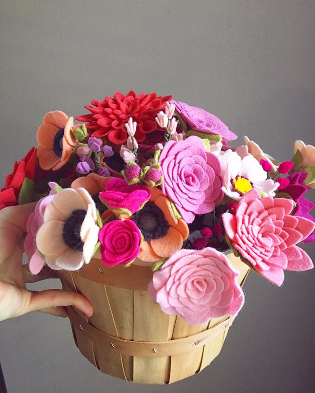 Happy Friday, friends! I&rsquo;ve kind of loved sorting my blooms into monochrome baskets for upcoming markets. Typically I group them by flower type, but there&rsquo;s just something special about similar hues next to each other. Next up, @jinglebel