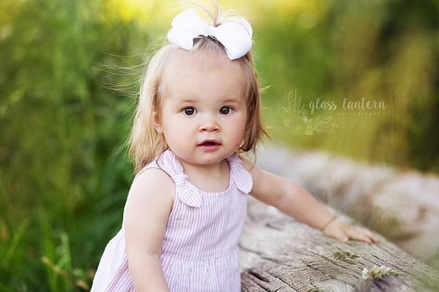 Ava was so sweet during her one year session. I&rsquo;m so lucky to get to watch these babies grow up! ❤️ #glasslanternphotography #topekaphotographer #topekafamilyphotographer #kansasphotographer #kansasfamilyphotographer #lettthembelittle #topekane