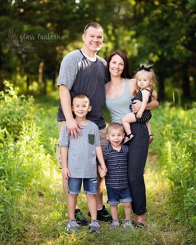 I love this family! ❤️ Happy Monday! 
#glasslanternphotography #topekaphotographer #topekafamilyphotographer #kansasphotographer #kansasfamilyphotographer #lettthembelittle #topekanewbornphotographer #kansasnewbornphotographer #thekansascollective #c