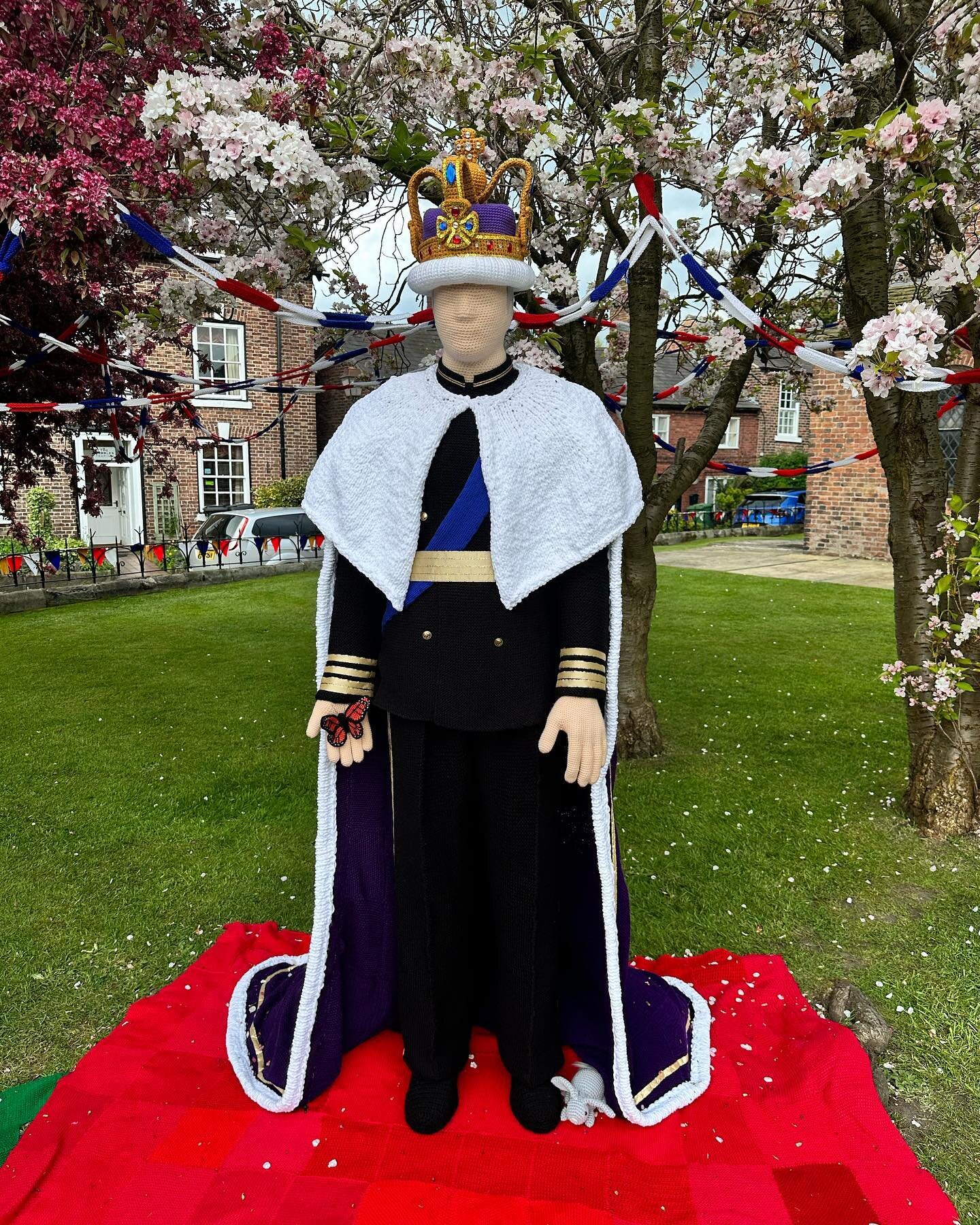 The yarn bombers of Holmes Chapel have outdone themselves for the coronation of King Charles III and Queen Camilla. So impressive and I love all the nods to nature 🦋