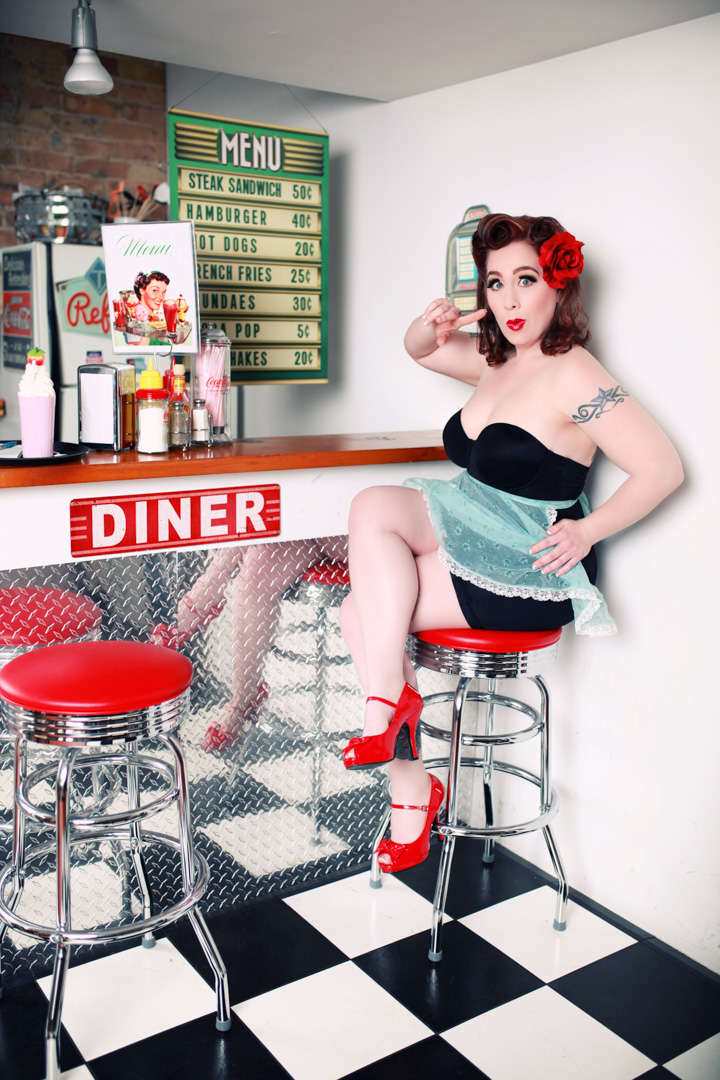 Chicago-Pinup-Photographer-Beauty-At-The-Counter