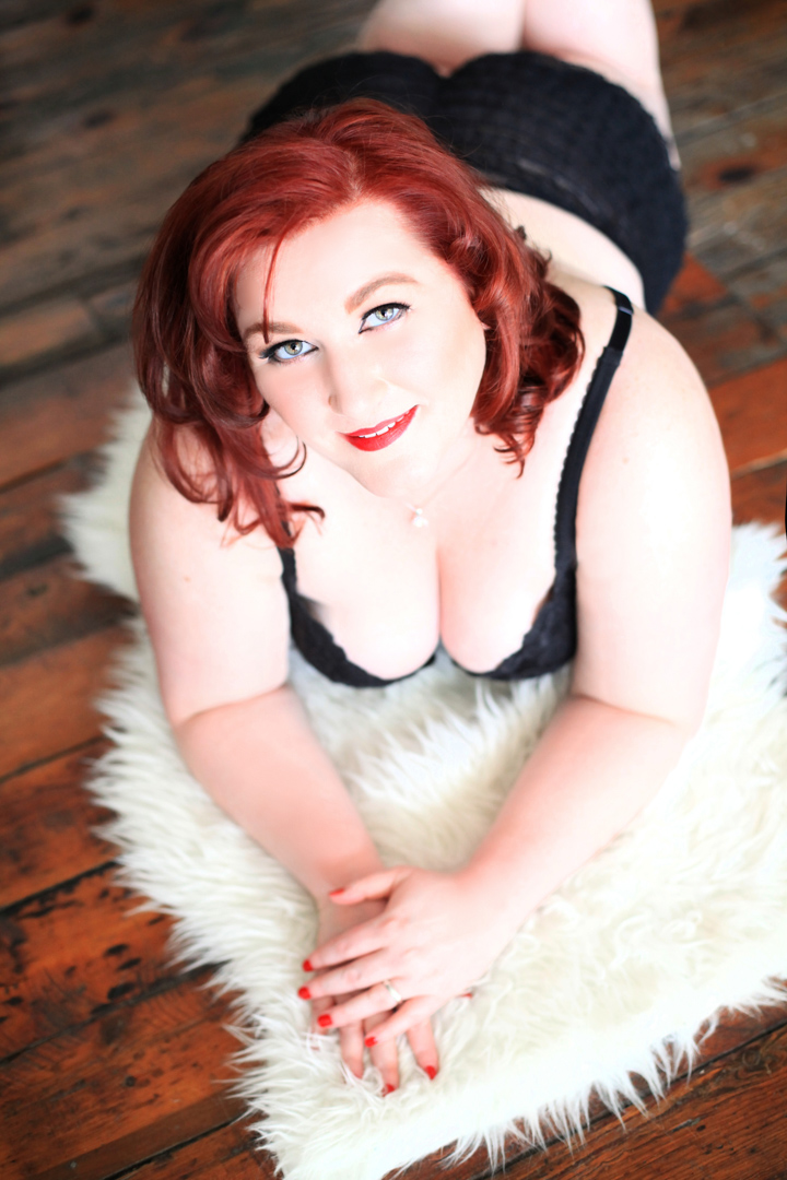 Chicago-Pinup-Boudoir-Photography-Fur-on-Wood-Floor