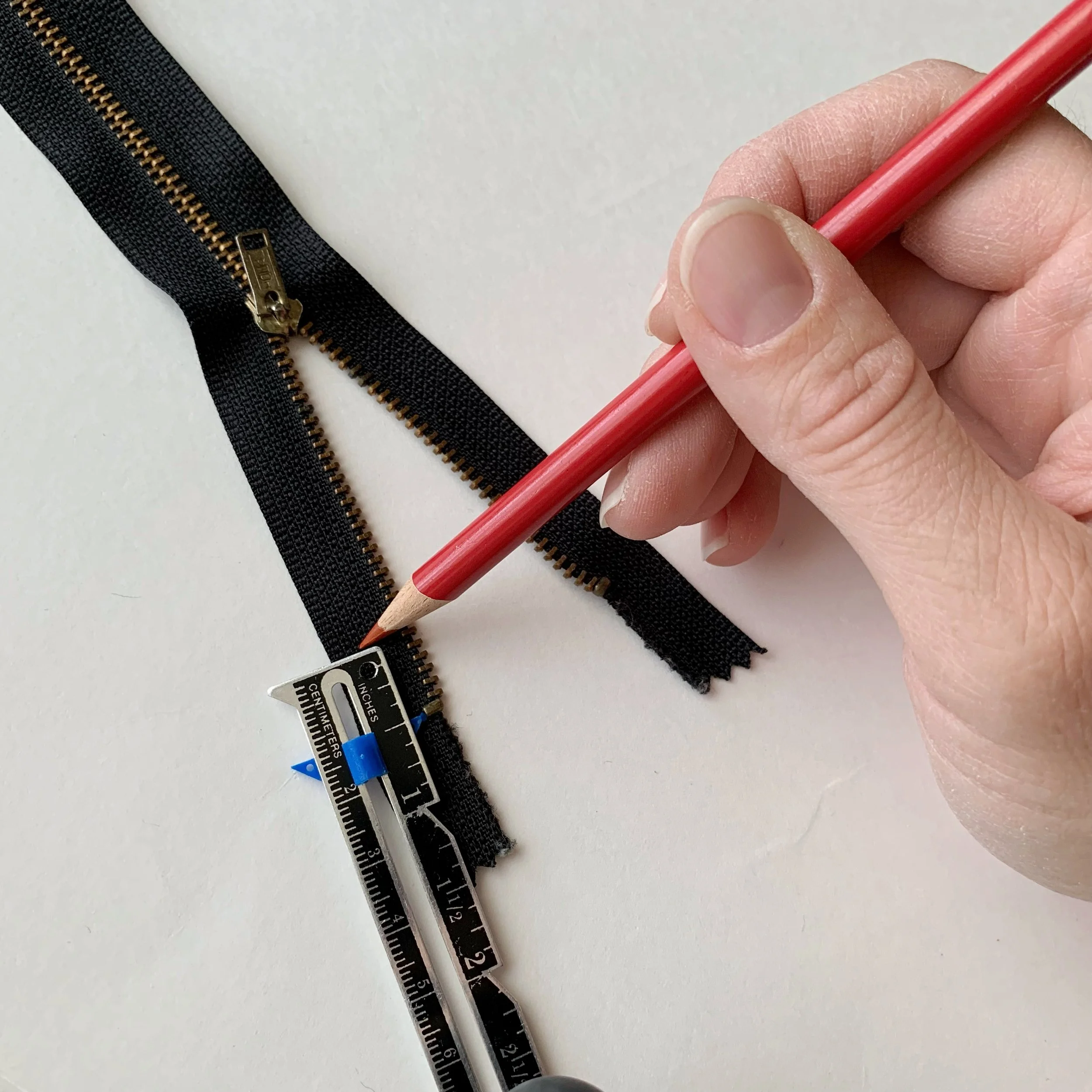 Thursday Tip with Hali How to shorten a zipper — Winnipeg Sews