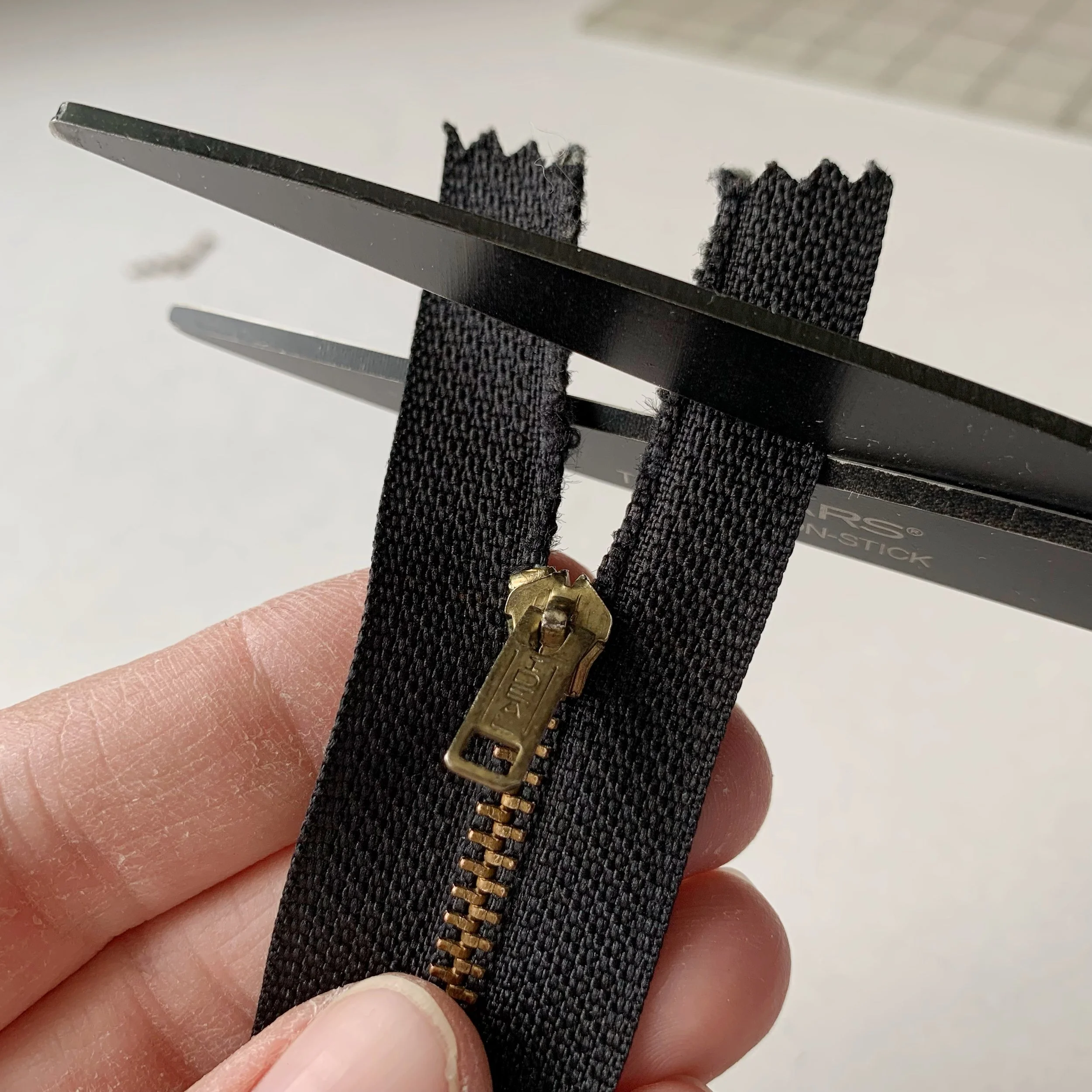 Thursday Tip with Hali How to shorten a zipper — Winnipeg Sews