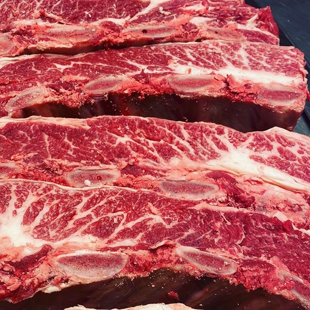 Next week will bring better weather and we will have slow cooked, cross cut shortribs for the grill
#krisskross #crossfit #bulgogi #shortribs #wheresthebeef #aviewtoagrill #grillemallandletgodsortemout #rtg #pretamanger #readytogoreadytogrill #goldte