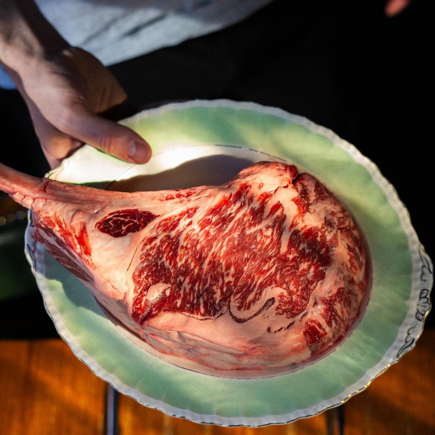 Tomahawk de Wagyu Australien. Disponible pour une dur&eacute;e limit&eacute;e! 🤩

#steak #wagyu #autralianwagyu #meat #steakdinner #butcher