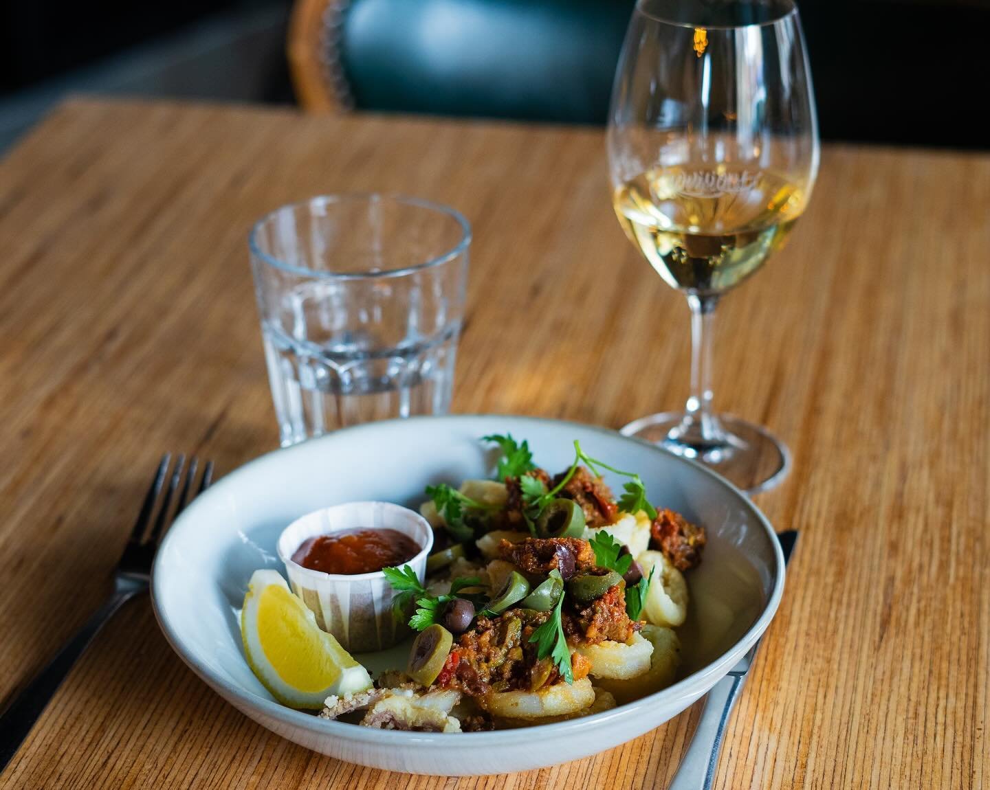 Pourquoi ne pas commencer votre repas avec un classique? Calamars frits avec salade d&rsquo;olives et sauce marinara.

#calamars #baravin #restaurant #montreal #food